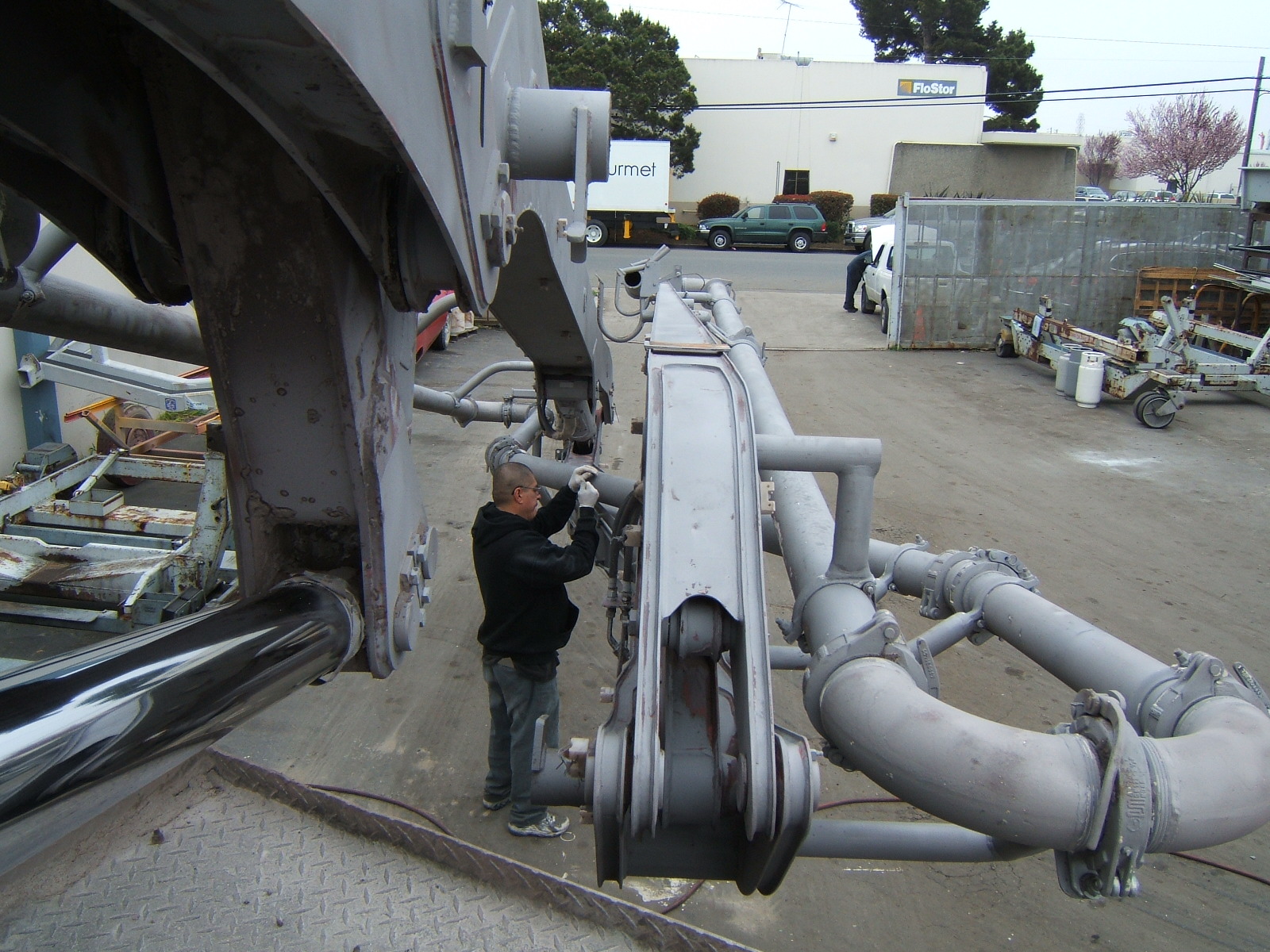 Media sandblasting heavy concrete pump truck arm